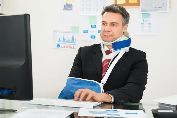 Disabled Businessman Using Computer — Stock Photo, Image