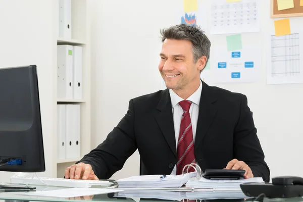 Empresário trabalhando na mesa de escritório — Fotografia de Stock