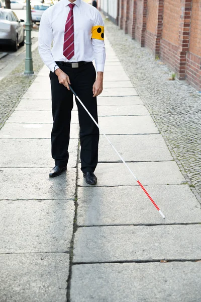 Cieco uomo a piedi su marciapiede — Foto Stock