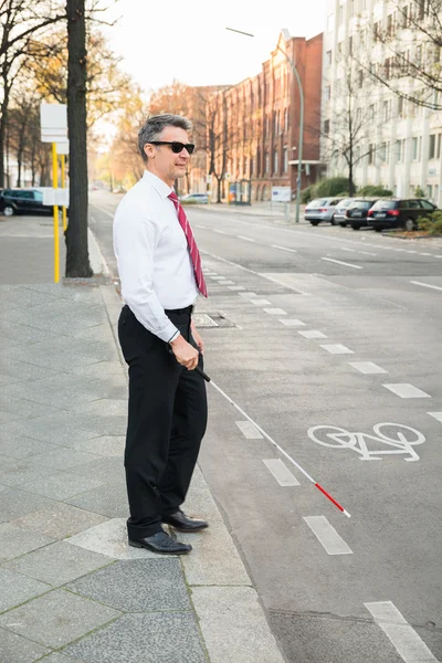 Homem cego a atravessar a estrada — Fotografia de Stock