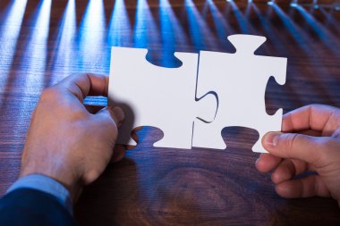 Kişi katılma Jigsaw parçaları