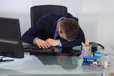 sleeping masanda işadamı