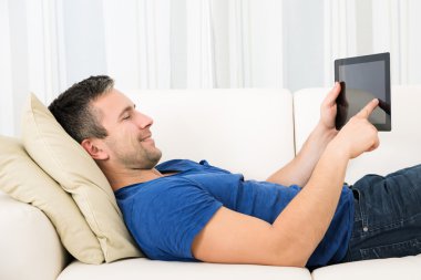 Dijital tablet kullanan adam