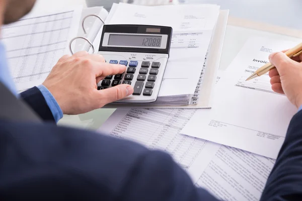 Geschäftsmann berechnet Rechnungen — Stockfoto