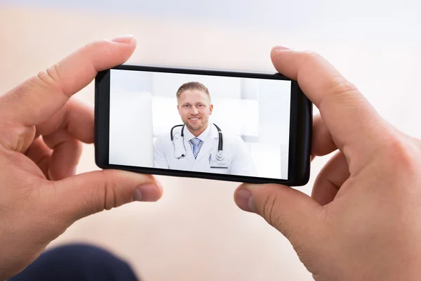 Homme ayant un chat vidéo avec le médecin — Photo