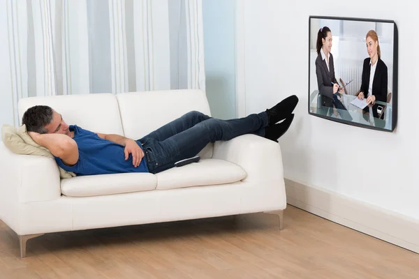 Muž sledující televizi — Stock fotografie