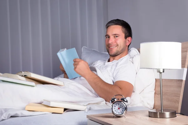 Hombre disfrutando del libro de lectura — Foto de Stock