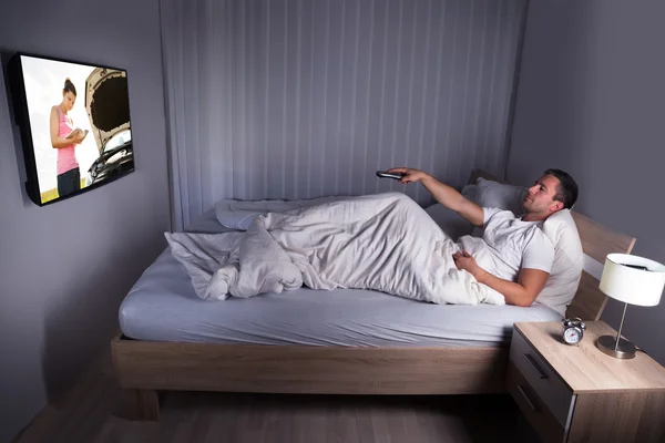 Homem assistindo televisão — Fotografia de Stock