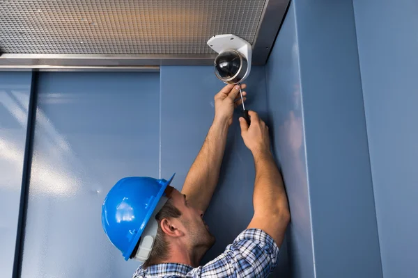 Videotechniker repariert Kamera — Stockfoto