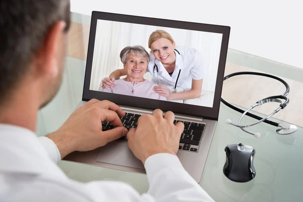 Médecin ayant une vidéoconférence — Photo