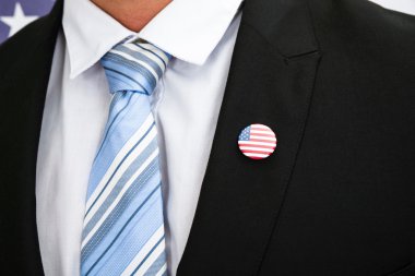Amerikan rozeti olan işadamı