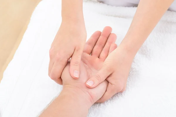 Physiotherapeut massiert Handfläche — Stockfoto