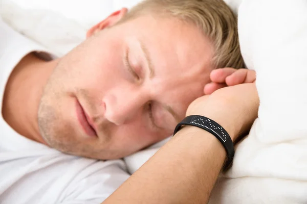 Mann med smart armbånd – stockfoto