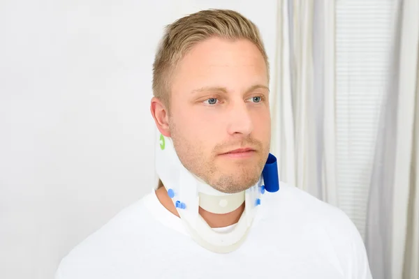 Hombre con cuello cervical — Foto de Stock