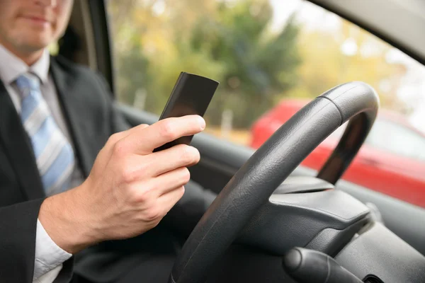 Man anläggningen mobiltelefon — Stockfoto