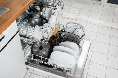 Bulaşık makinesinde düzenlenmiş mutfak eşyaları