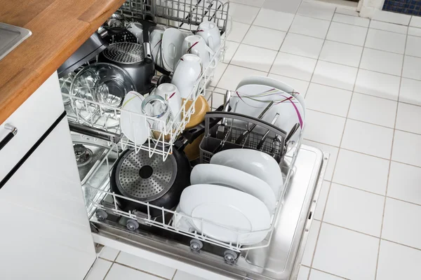Ustensiles disposés dans le lave-vaisselle — Photo