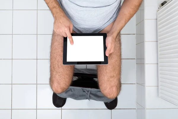 Om folosind tabletă digitală — Fotografie, imagine de stoc