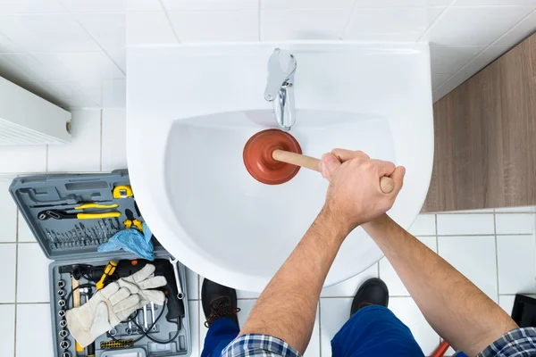 Male Plumber Using Plunger — Stock Photo, Image