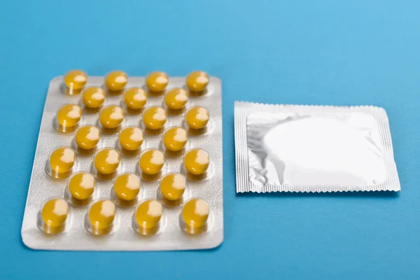 Préservatif et pilules contraceptives — Photo