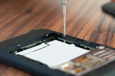 Tornavida ile cep telefonu tamir