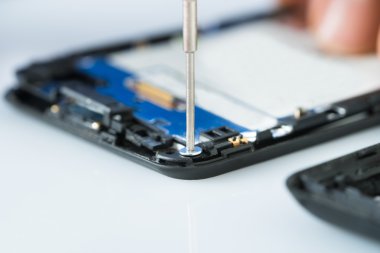 İnsan eli cep telefonu tamiri