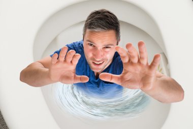 Adamın komidin içinde