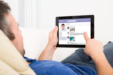 Dijital tablet kullanan adam