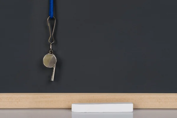 Whistle en Krijt in de buurt van Blackboard — Stockfoto