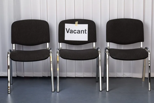 Chaises de bureau avec signe vacant — Photo