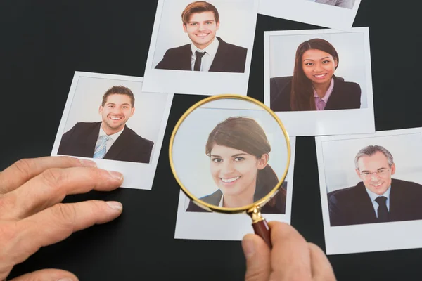 Zakenman kijken naar foto — Stockfoto