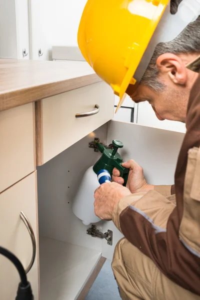 Pest Control werknemer spuiten van pesticiden — Stockfoto