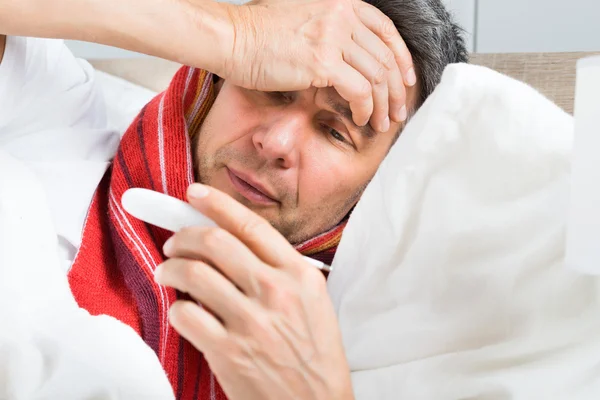 Man met een thermometer — Stockfoto