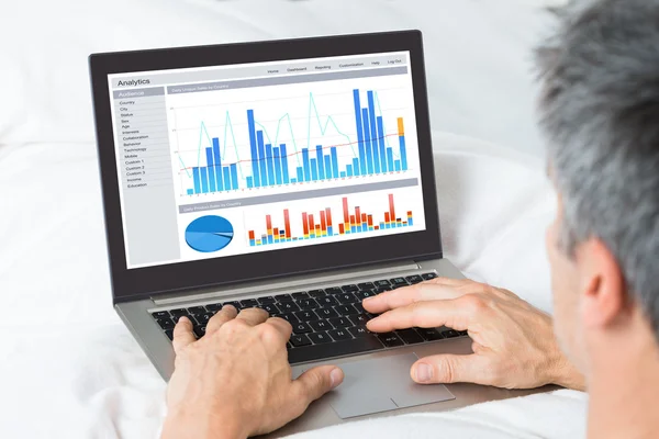 Geschäftsmann analysiert Graphen — Stockfoto