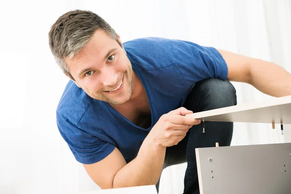 Carpenter Assembling Furniture — Stock Photo, Image