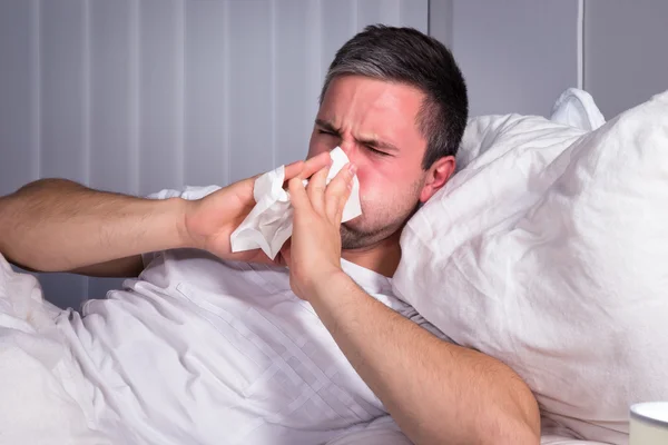 Man die zijn neus snuit — Stockfoto