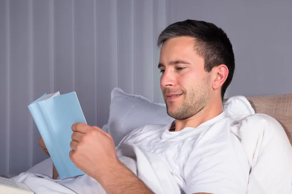 Hombre leyendo libro —  Fotos de Stock