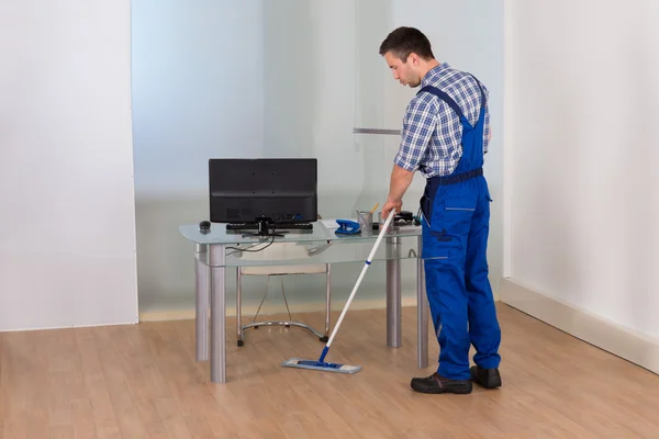 Conserje masculino piso de limpieza — Foto de Stock