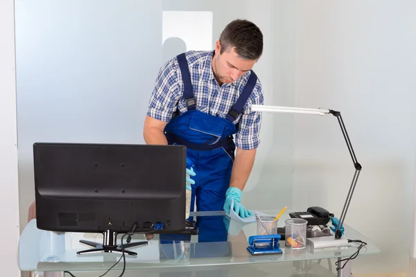 Hausmeister putzt Büro — Stockfoto