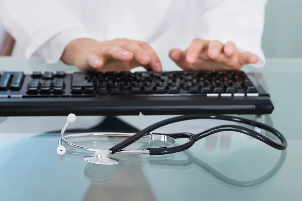 Doctor Typing On Keyboard — Stock Photo, Image