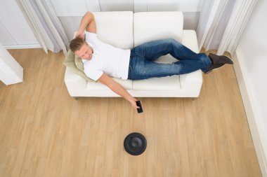 Adam işletim robot elektrik süpürgesi