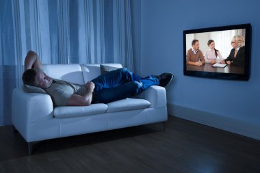 adam film seyrederken