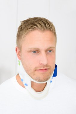 Adam giyen servikal yaka