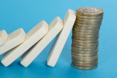 Sikkeler üzerinde düşen Domino