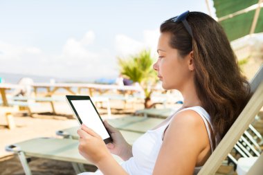 dijital tablet kullanan kadın