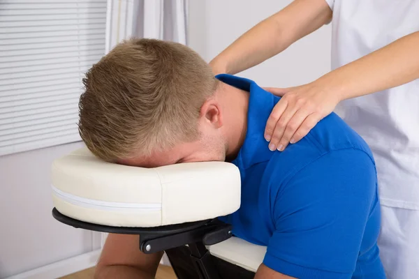 Uomo che riceve massaggio alle spalle — Foto Stock