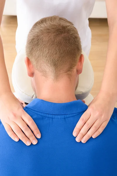 Man mottagande axel massage — Stockfoto