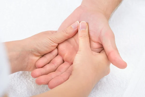 Fysiotherapeut masseren Palm — Stockfoto