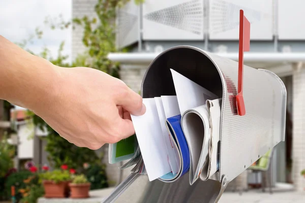 Mann nimmt Brief aus Briefkasten — Stockfoto