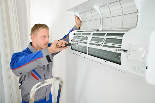 Eletricista reparação de ar condicionado — Fotografia de Stock